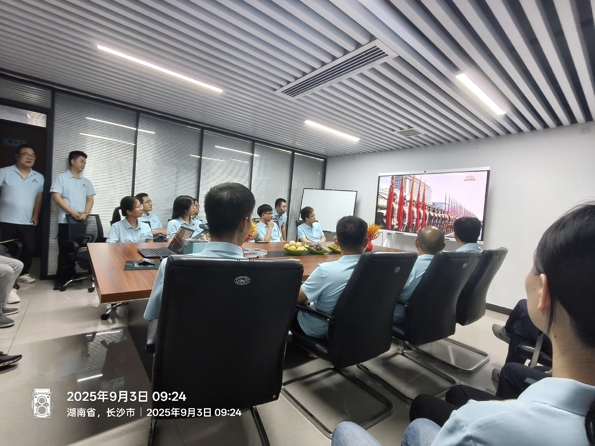 楚一测控员工代表观看九三阅兵仪式